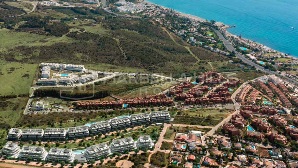 Sophistiziertes Küstenerlebnis: Luxuriöse 3-Zimmer-Eck-Penthäuser mit atemberaubendem Ausblick, modernem Design und Wellness-Einrichtungen in Estepona
