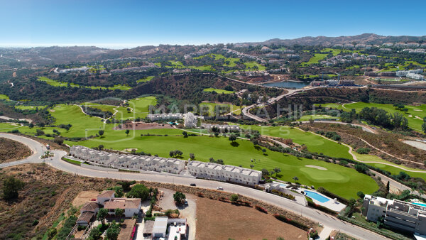 Nuevas casas adosadas de 3 dormitorios en primera línea de golf con vistas panorámicas en La Cala Resort - Mijas Costa