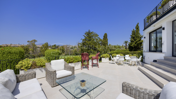 Refinada villa de 4 dormitorios con piscina privada y acceso directo al campo de golf en Guadalmina Alta - San Pedro de Alcántara