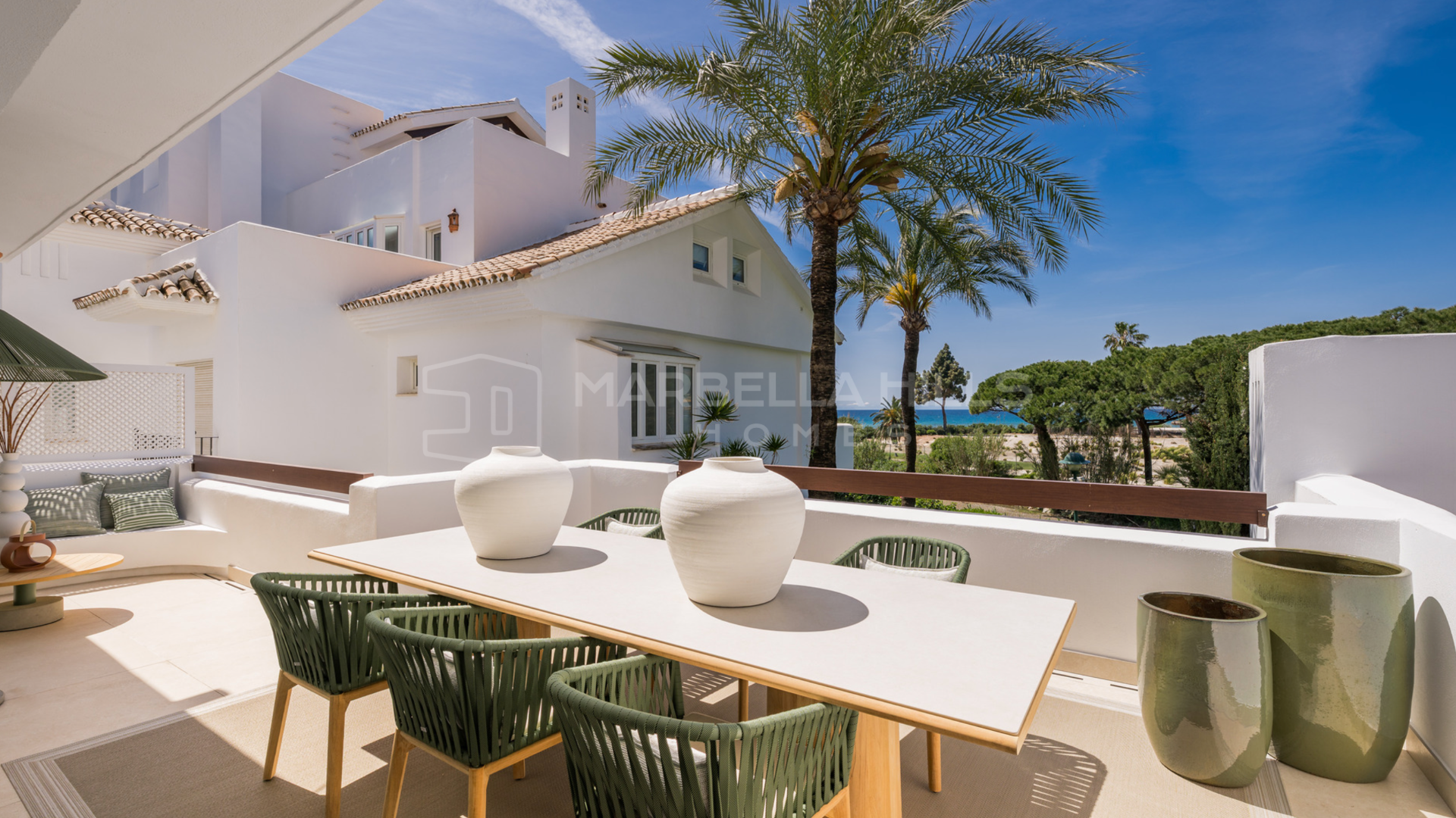 Apartamento de 3 Dormitorios Totalmente Renovado con Vistas Panorámicas al Mar en la Exclusiva Costa Este de Marbella