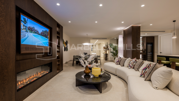 Apartamento de 3 Dormitorios Totalmente Renovado con Vistas Panorámicas al Mar en la Exclusiva Costa Este de Marbella