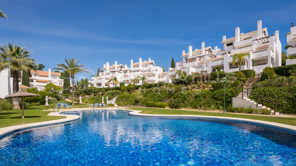 Apartamento de 3 Dormitorios Totalmente Renovado con Vistas Panorámicas al Mar en la Exclusiva Costa Este de Marbella