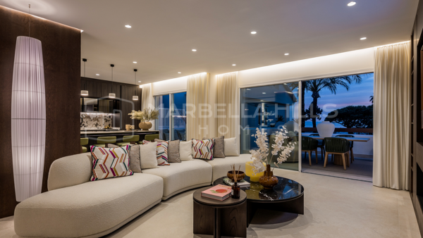 Apartamento de 3 Dormitorios Totalmente Renovado con Vistas Panorámicas al Mar en la Exclusiva Costa Este de Marbella