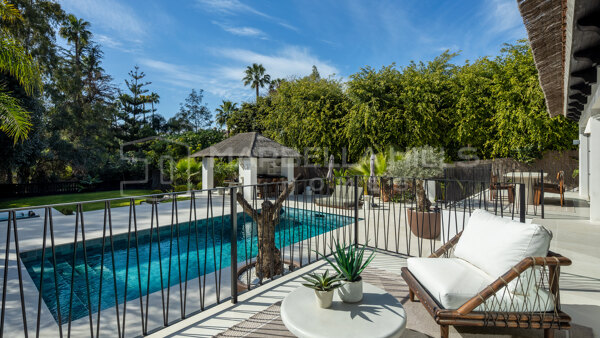 Villa de lujo en venta en Nueva Andalucía Marbella, villa moderna estilo Japandi cerca de Puerto Banús