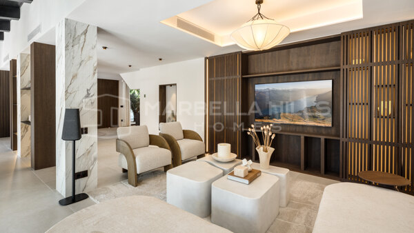 Villa de lujo en venta en Nueva Andalucía Marbella, villa moderna estilo Japandi cerca de Puerto Banús