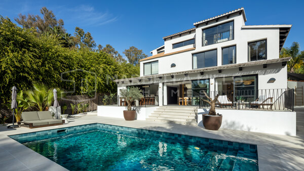 Villa de lujo en venta en Nueva Andalucía Marbella, villa moderna estilo Japandi cerca de Puerto Banús