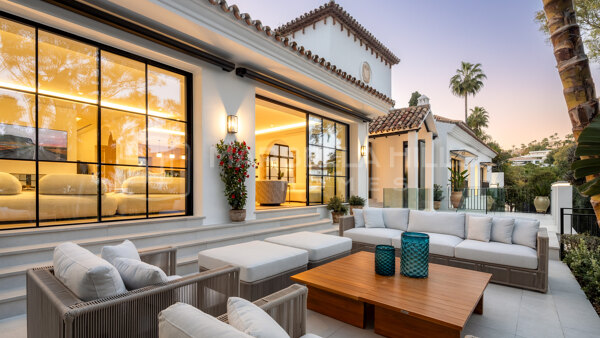Stylish 5-Bedroom Villa with Panoramic Views Frontline to El Herrojo Golf – Benahavís