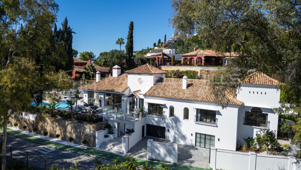 Stylish 5-Bedroom Villa with Panoramic Views Frontline to El Herrojo Golf – Benahavís