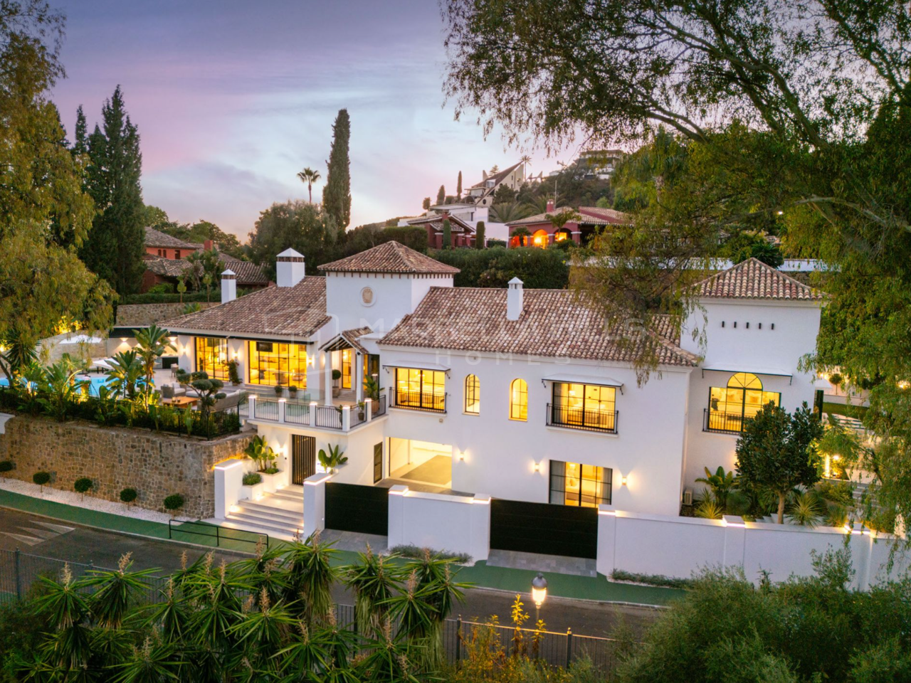 Villa élégante de 5 chambres avec vue panoramique sur le golf à El Herrojo – Benahavís