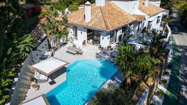 Stylish 5-Bedroom Villa with Panoramic Views Frontline to El Herrojo Golf – Benahavís