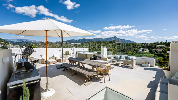 Vue Panoramique et Luxe Absolu : Penthouse Modernisé de 3 Chambres à La Quinta, Benahavís