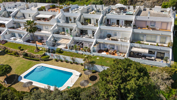 Vue Panoramique et Luxe Absolu : Penthouse Modernisé de 3 Chambres à La Quinta, Benahavís