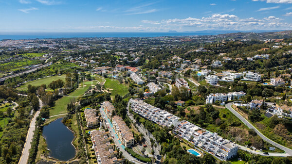 Vue Panoramique et Luxe Absolu : Penthouse Modernisé de 3 Chambres à La Quinta, Benahavís