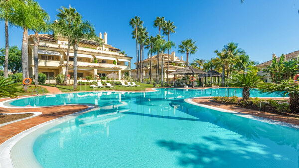Élégant Penthouse Duplex de 3 Chambres avec Grandes Terrasses et Services de Type Resort à Las Alamandas – Nueva Andalucía