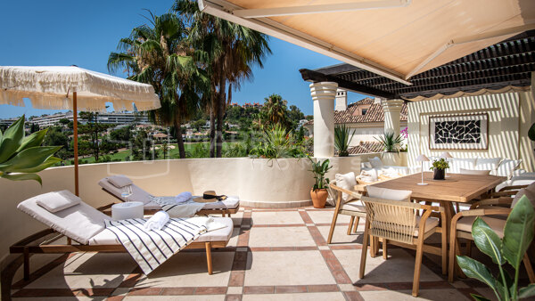 Élégant Penthouse Duplex de 3 Chambres avec Grandes Terrasses et Services de Type Resort à Las Alamandas – Nueva Andalucía