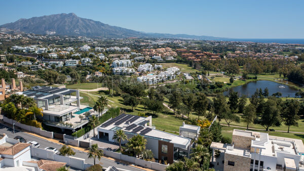 Villa in erster Golflinie mit Meerblick zum Verkauf in La Alquería Benahavís
