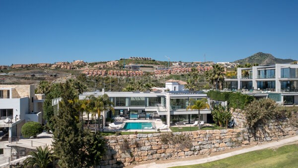 Villa in erster Golflinie mit Meerblick zum Verkauf in La Alquería Benahavís