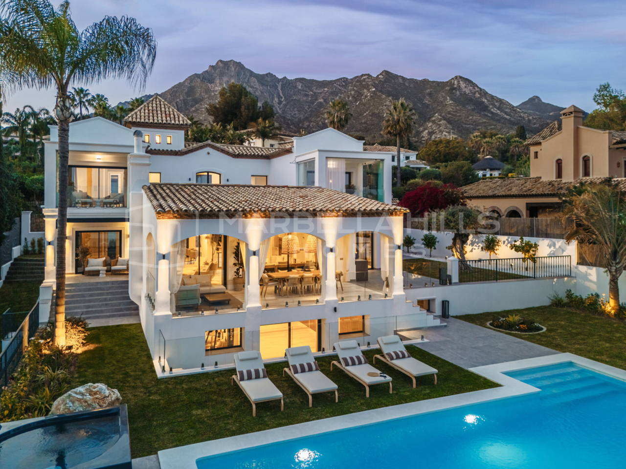 Luxueuse villa méditerranéenne de 5 chambres dans la prestigieuse résidence sécurisée d'Altos Reales – Golden Mile, Marbella