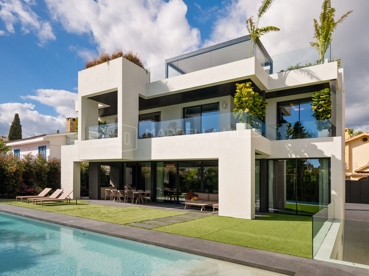 A Masterpiece of Modern Elegance on Marbella’s Golden Mile - 5 bedroom Villa in Casablanca