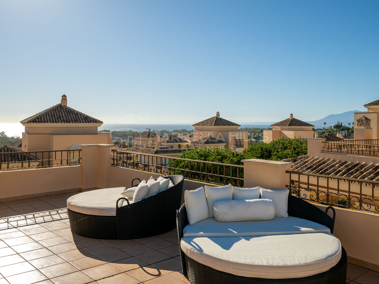 Penthouse Duplex d’Exception avec Vue Panoramique à Hacienda Elviria, Marbella Est