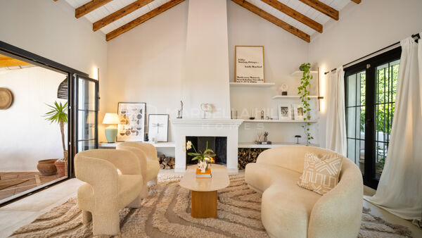 Charme Andalou et Élégance Nordique – Maison Mitoyenne Unique de 3 Chambres sur la Golden Mile de Marbella