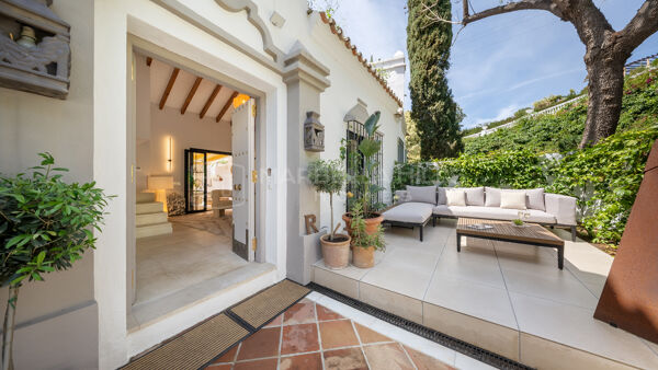 Charme Andalou et Élégance Nordique – Maison Mitoyenne Unique de 3 Chambres sur la Golden Mile de Marbella