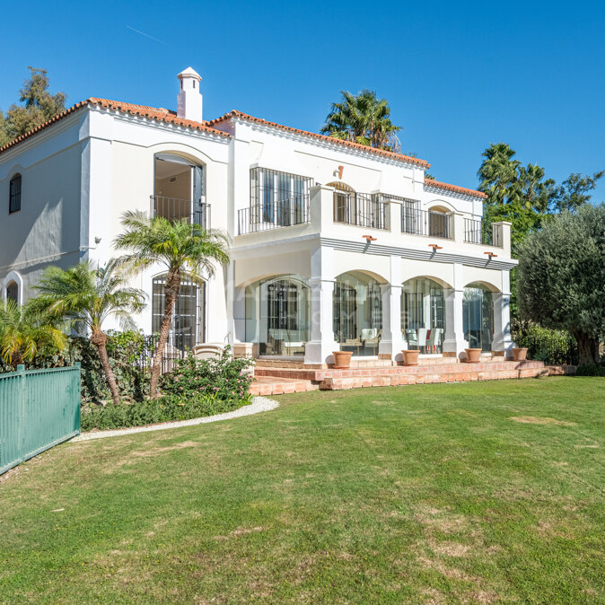 Élégante Villa Andalouse de 5 Chambres avec Vue Panoramique sur la Mer à Vega del Colorado, Benahavís
