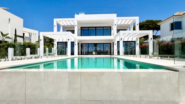 Moderna villa de nueva construcción de 4 dormitorios en segunda línea de playa en Elviria - Marbella Este