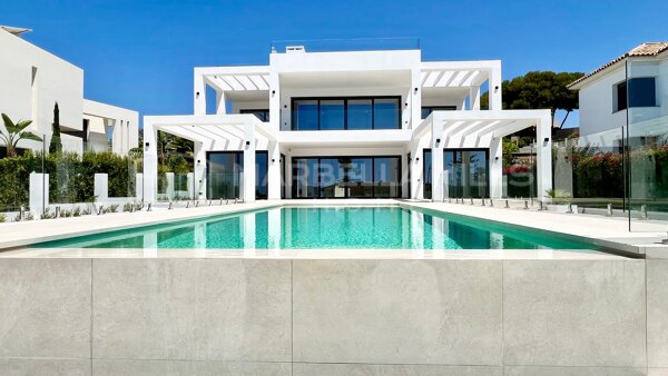 Moderna villa de nueva construcción de 4 dormitorios en segunda línea de playa en Elviria - Marbella Este