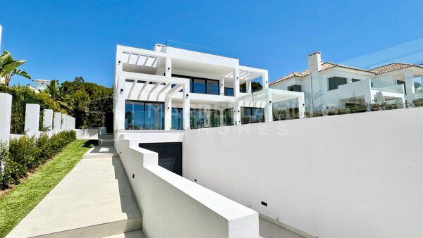 Moderna villa de nueva construcción de 4 dormitorios en segunda línea de playa en Elviria - Marbella Este