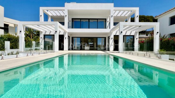 Moderna villa de nueva construcción de 4 dormitorios en segunda línea de playa en Elviria - Marbella Este