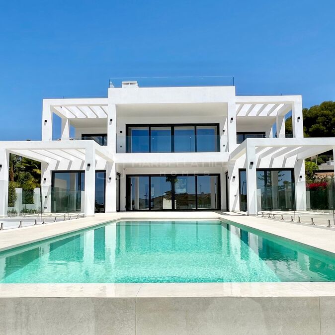 Moderna villa de nueva construcción de 4 dormitorios en segunda línea de playa en Elviria - Marbella Este
