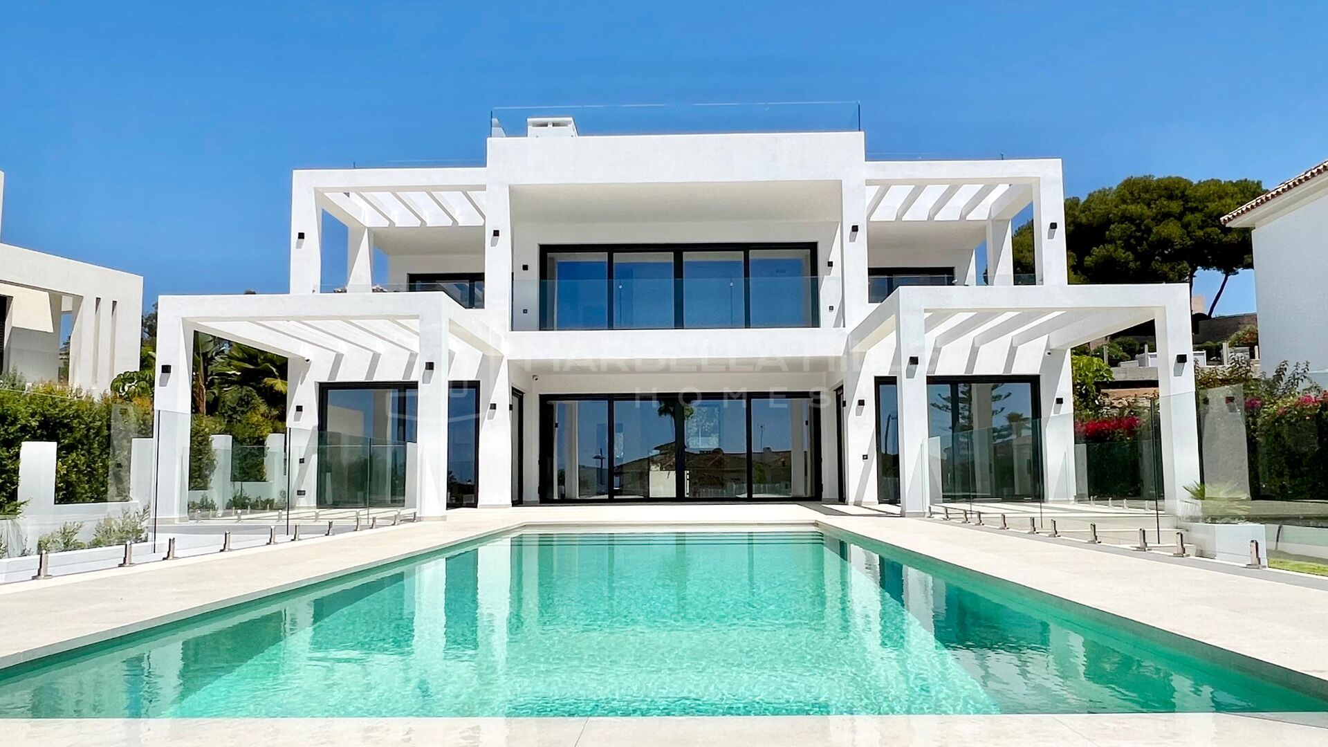 Moderna villa de nueva construcción de 4 dormitorios en segunda línea de playa en Elviria - Marbella Este