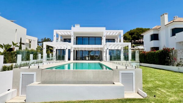 Moderna villa de nueva construcción de 4 dormitorios en segunda línea de playa en Elviria - Marbella Este
