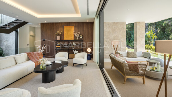 Villa bien conçue de 6 chambres parfaitement intégrée à la beauté naturelle à La Cerquilla - Nueva Andalucia