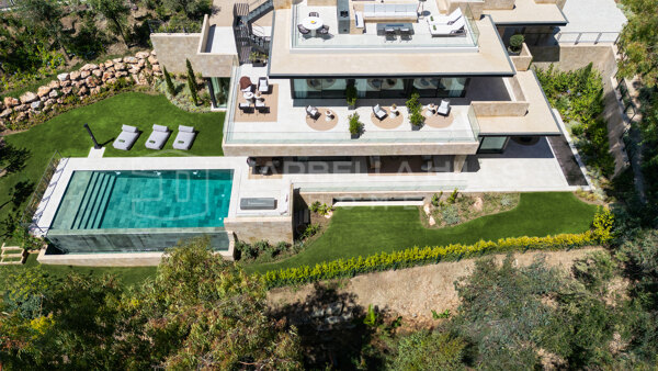 Villa bien conçue de 6 chambres parfaitement intégrée à la beauté naturelle à La Cerquilla - Nueva Andalucia
