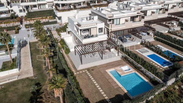 Lujosa villa de 4 dormitorios en primera línea de playa en Velaya: la elegancia costera redefinida