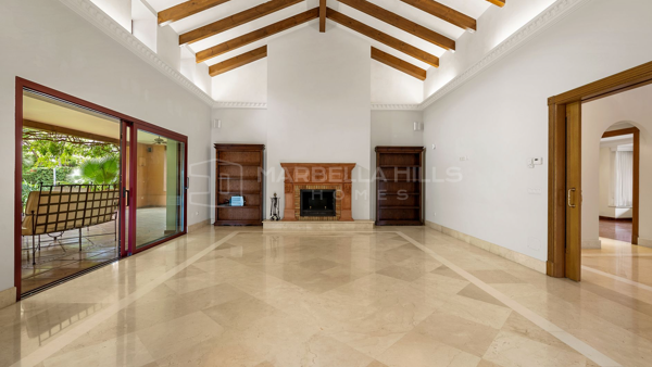 Spacious and charming 4-bedroom villa with tropical garden in Altos Reales, Marbella's Golden Mile.