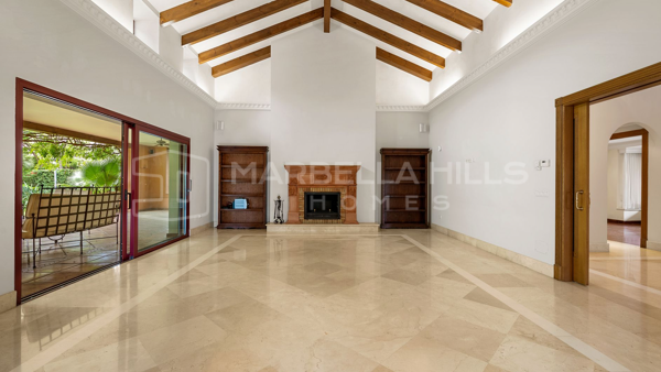 Amplia y encantadora villa de 4 dormitorios con jardín tropical en Altos Reales, Milla de Oro de Marbella.