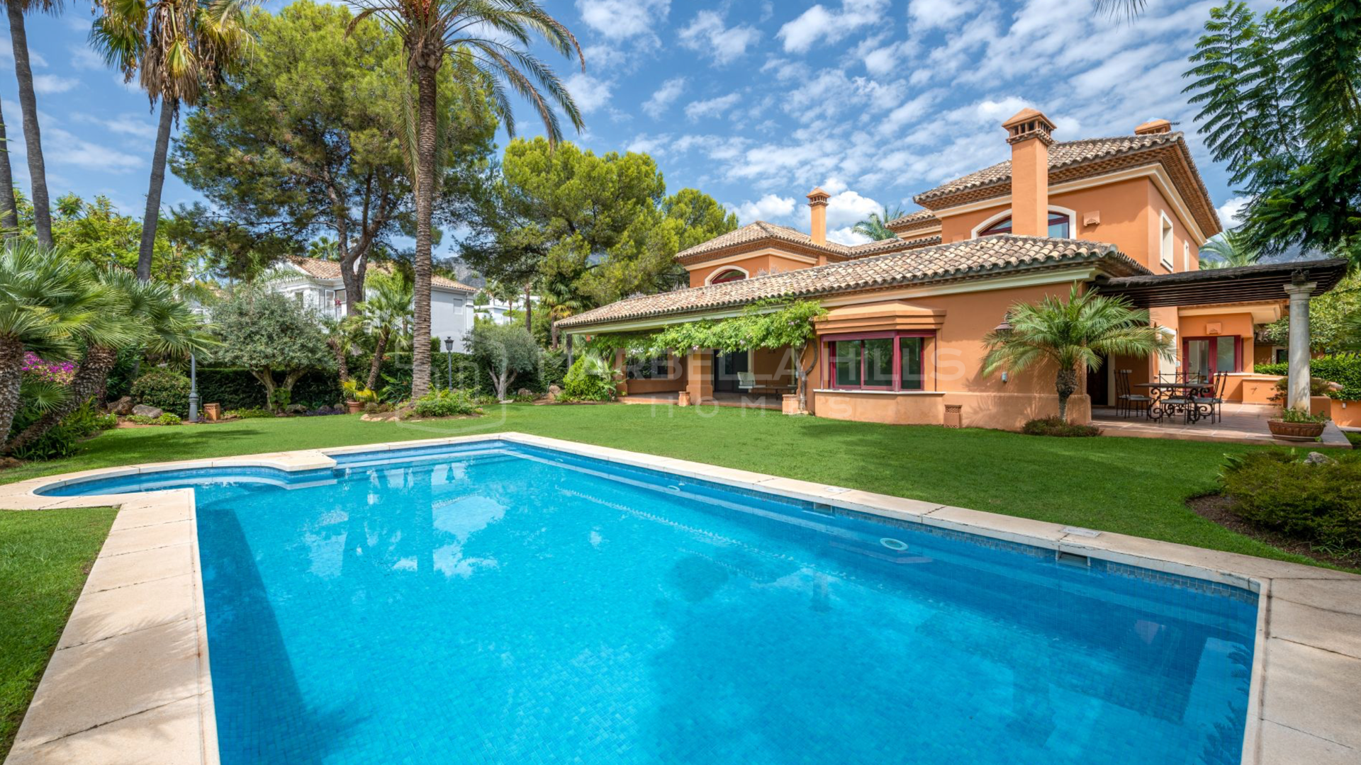 Spacious and charming 4-bedroom villa with tropical garden in Altos Reales, Marbella's Golden Mile.