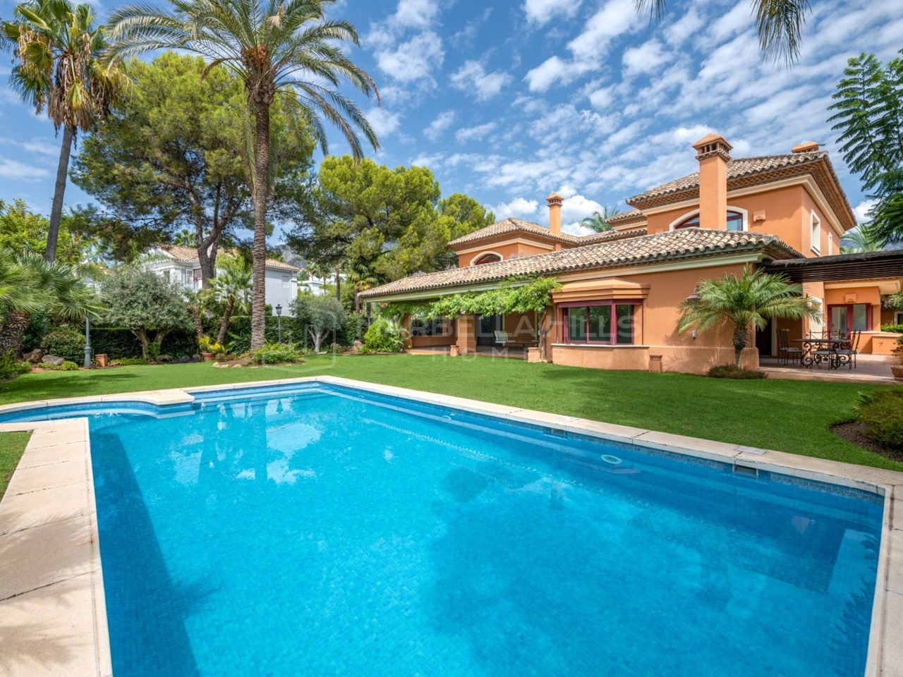 Spacious and charming 4-bedroom villa with tropical garden in Altos Reales, Marbella's Golden Mile.