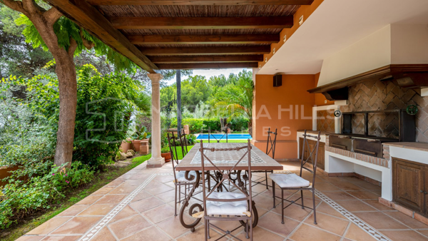 Amplia y encantadora villa de 4 dormitorios con jardín tropical en Altos Reales, Milla de Oro de Marbella.