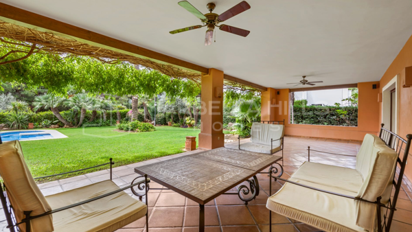 Amplia y encantadora villa de 4 dormitorios con jardín tropical en Altos Reales, Milla de Oro de Marbella.