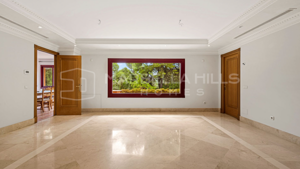 Amplia y encantadora villa de 4 dormitorios con jardín tropical en Altos Reales, Milla de Oro de Marbella.