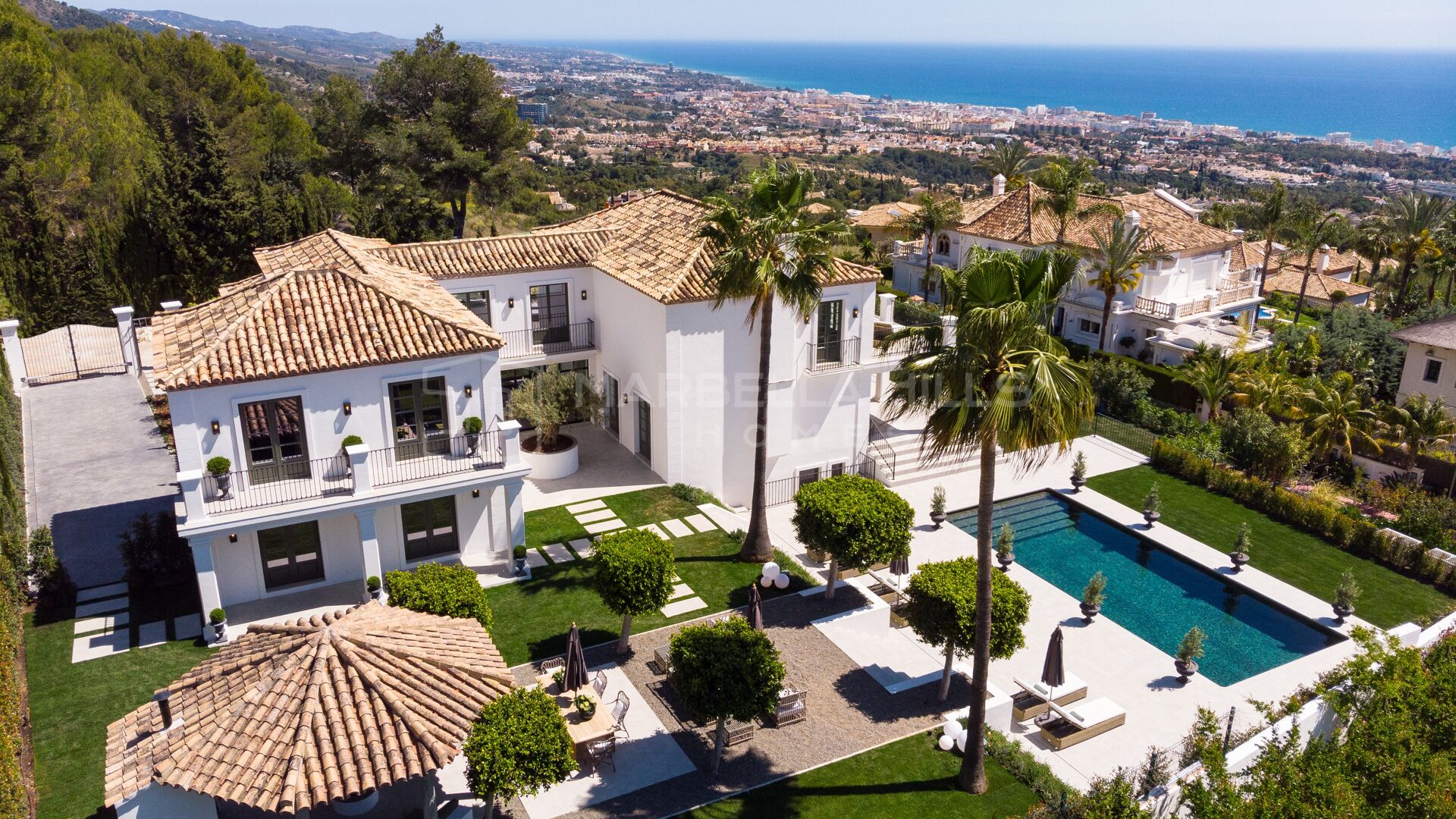 Luxusvilla zum Verkauf in Sierra Blanca, Marbella mit Panoramablick auf das Meer, Spa und Kino