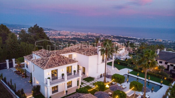 Villa de lujo en venta en Sierra Blanca, Marbella con vistas panorámicas al mar, spa y cine
