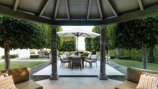 Luxusvilla zum Verkauf in Sierra Blanca, Marbella mit Panoramablick auf das Meer, Spa und Kino