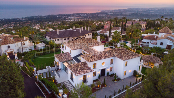 Villa de lujo en venta en Sierra Blanca, Marbella con vistas panorámicas al mar, spa y cine