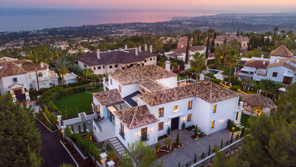 Luxusvilla zum Verkauf in Sierra Blanca, Marbella mit Panoramablick auf das Meer, Spa und Kino