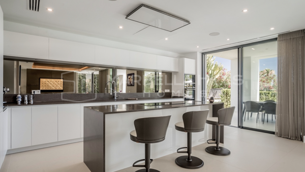 Elegant 5-Bedroom Villa with Sea Views and Luxurious Amenities in Las Lomas de Marbella Club - Golden Mile, Marbella